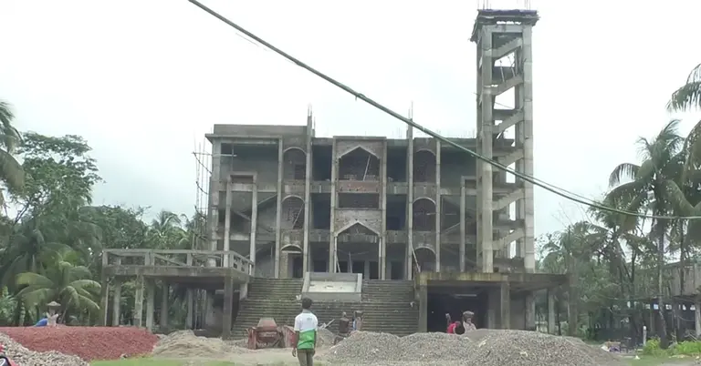 নির্মাণাধীন হাতিয়ায় মডেল মসজিদ
